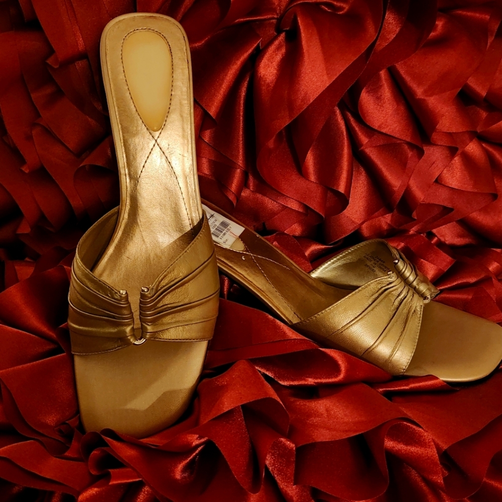 Gold Liz Claiborne sandals Size 11